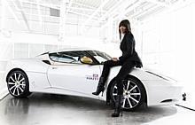 Naomi Campbell und das Evora-Sondermodell. Foto: Lotus Cars Ltd/auto-reporter.net